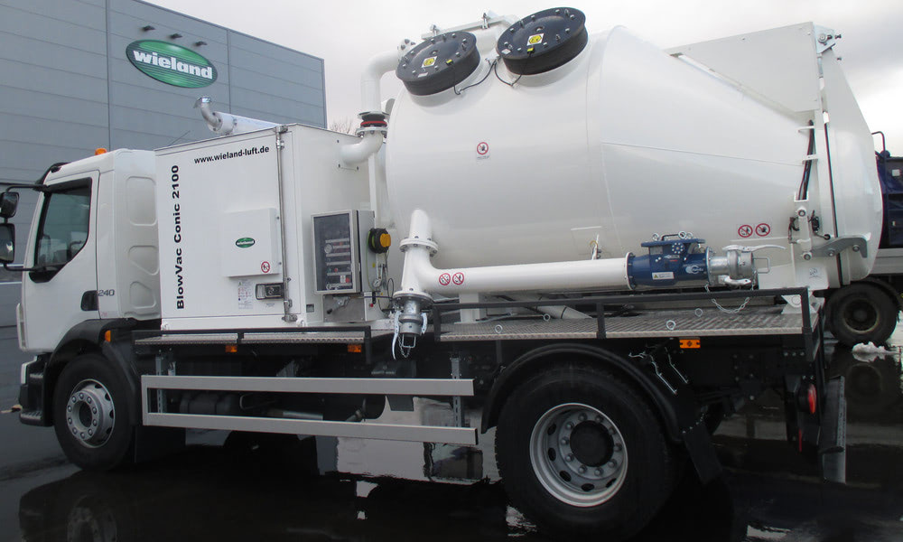 Вакуумний пилосос BlowVac Conic на шасі вантажівки